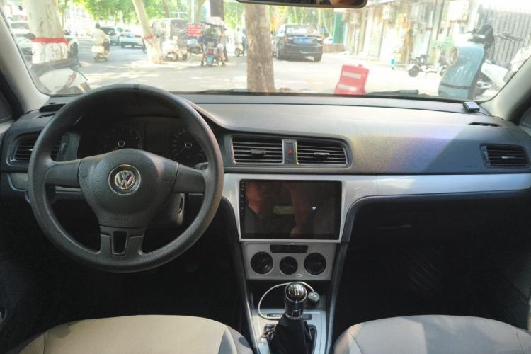 Used Volkswagen Gran Lavida 2013 1.6L Manual Fashion Model Center Console