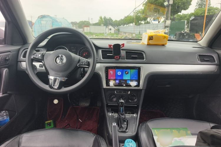 Used Volkswagen Gran Lavida 2013 1.6L Automatic Comfort Model Center Console