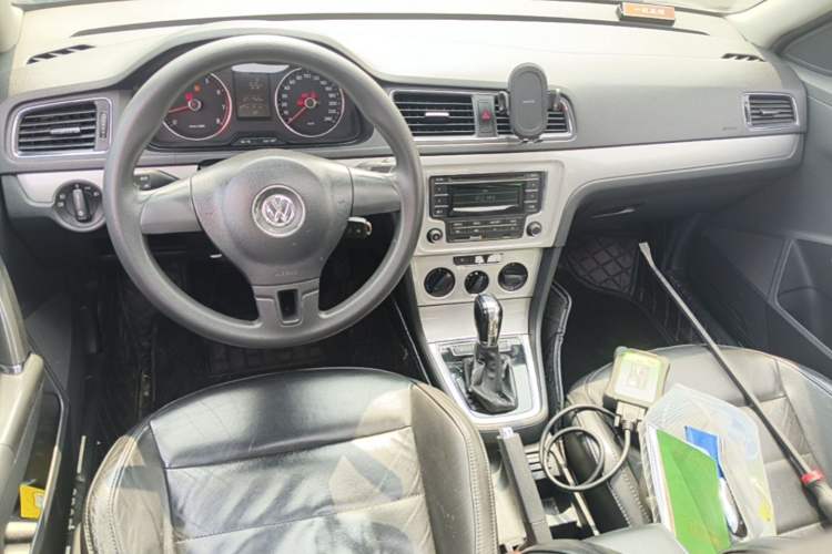 Used Volkswagen Gran Lavida 2013 1.6L Automatic Comfort Model Center Console