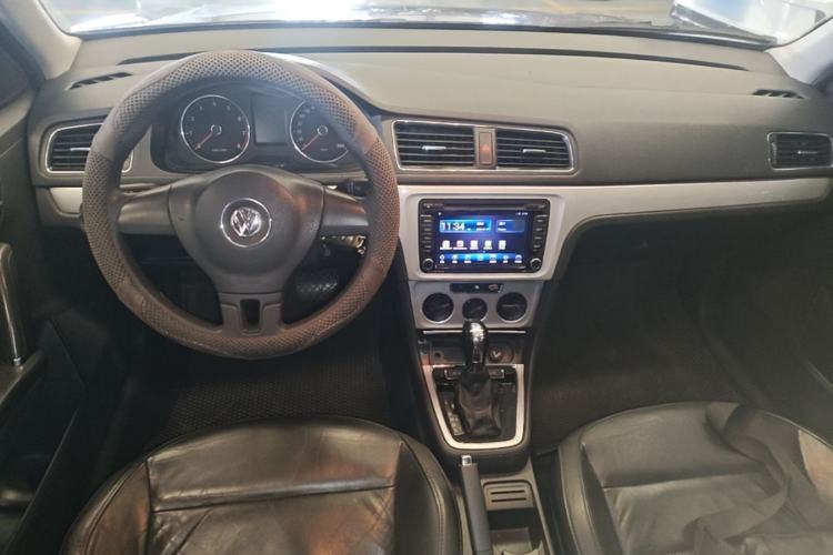 Used Volkswagen Gran Lavida 2013 1.6L Automatic Comfort Model Center Console