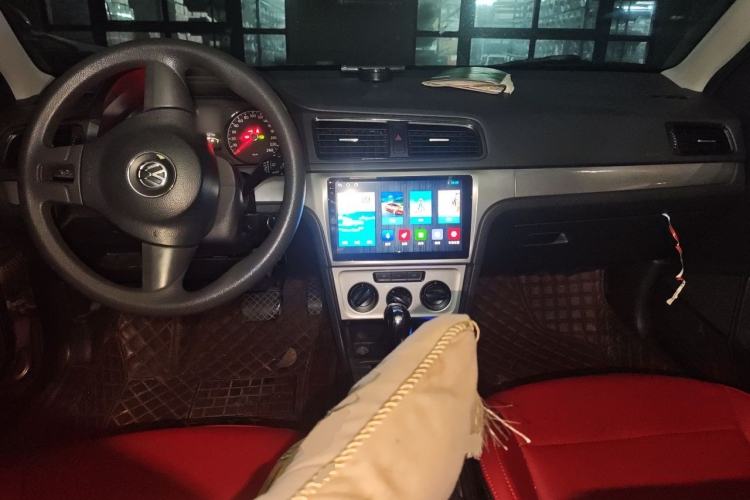Used Volkswagen Gran Lavida 2013 1.6L Automatic Fashion Model Center Console