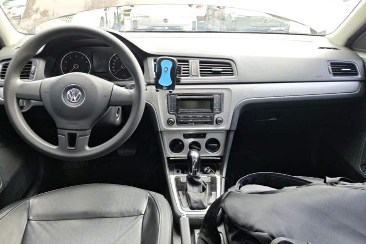 Used Volkswagen Gran Lavida 2013 1.6L Automatic Comfort Model Center Console