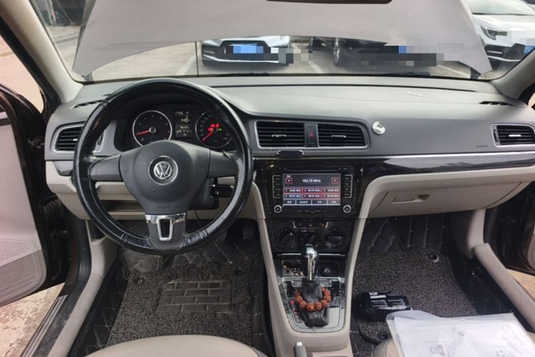 Used Volkswagen Gran Lavida 2013 1.4 TSI Automatic Comfort Model Center Console