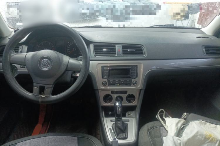 Used Volkswagen Gran Lavida 2013 1.6L Automatic Fashion Model Center Console