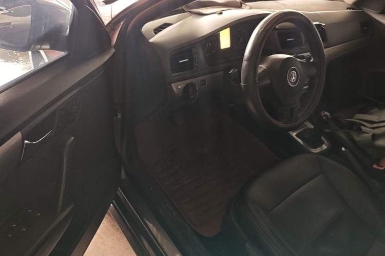Used Volkswagen Gran Lavida 2013 1.6L Manual Fashion Model Driver Seat