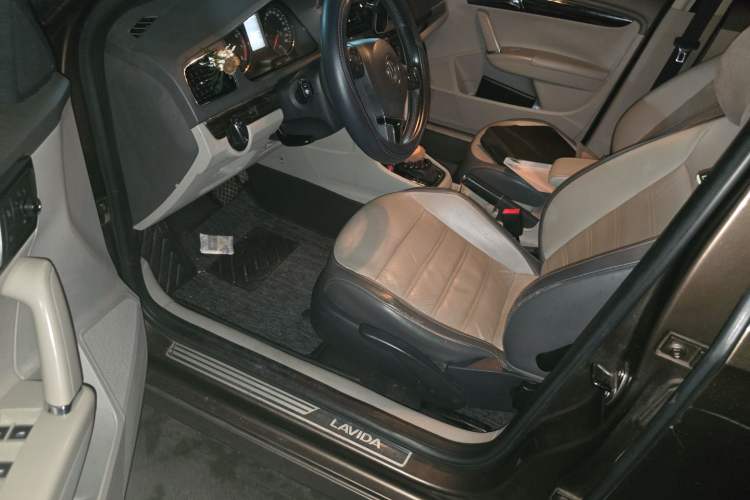 Used Volkswagen Gran Lavida 2013 1.4 TSI Automatic Luxury Model Driver Seat