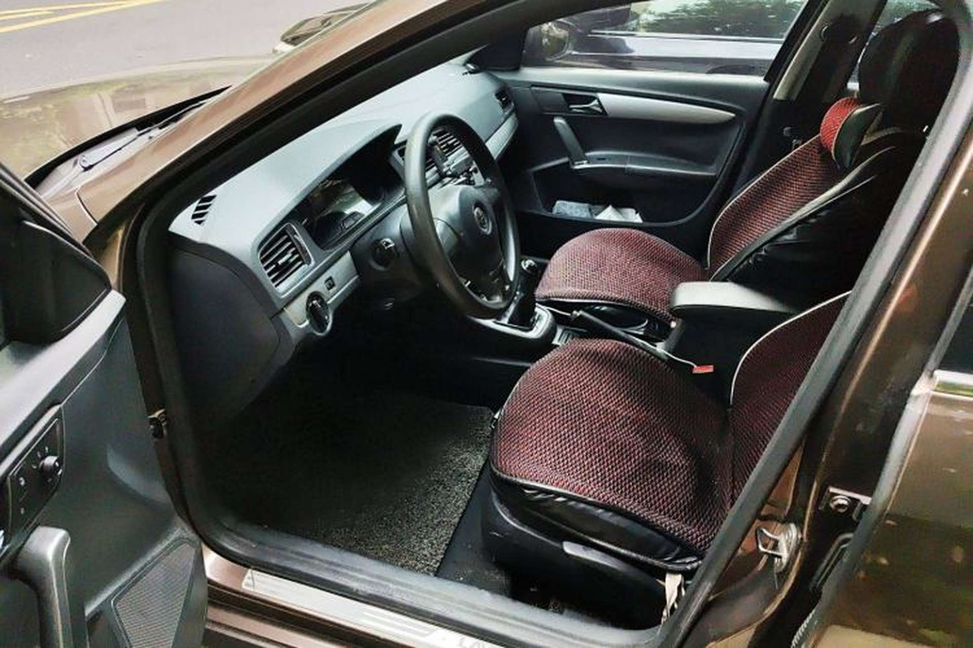 Used Volkswagen Gran Lavida 2013 1.6L Manual Comfort Model Driver Seat