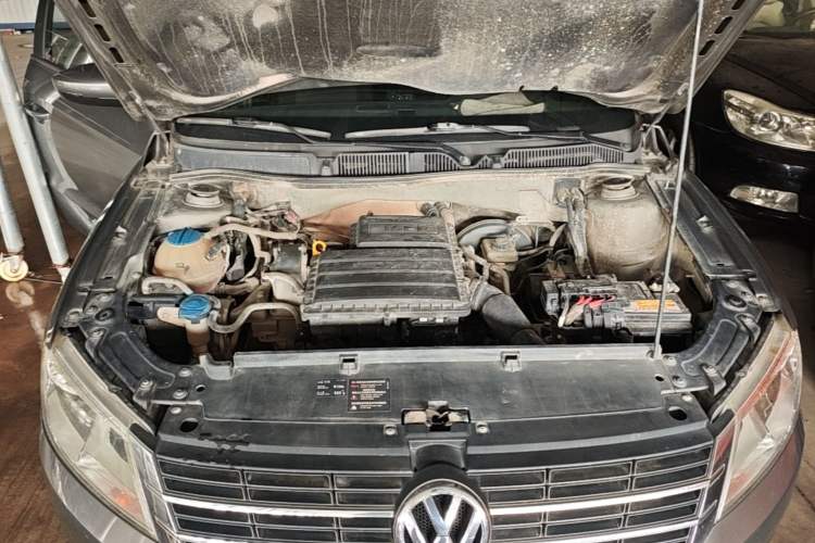 Used Volkswagen Gran Lavida 2013 1.6L Manual Fashion Model Engine Bay