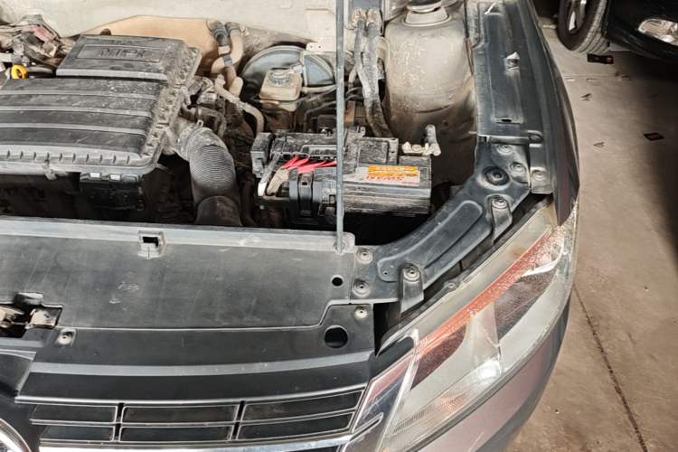 Used Volkswagen Gran Lavida 2013 1.6L Manual Fashion Model Engine Bay Left