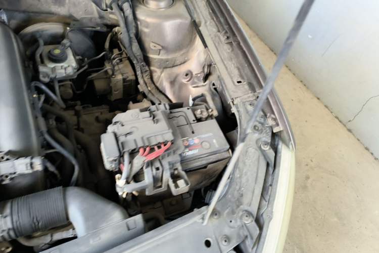 Used Volkswagen Gran Lavida 2013 1.4 TSI Automatic Comfort Model Engine Bay Left