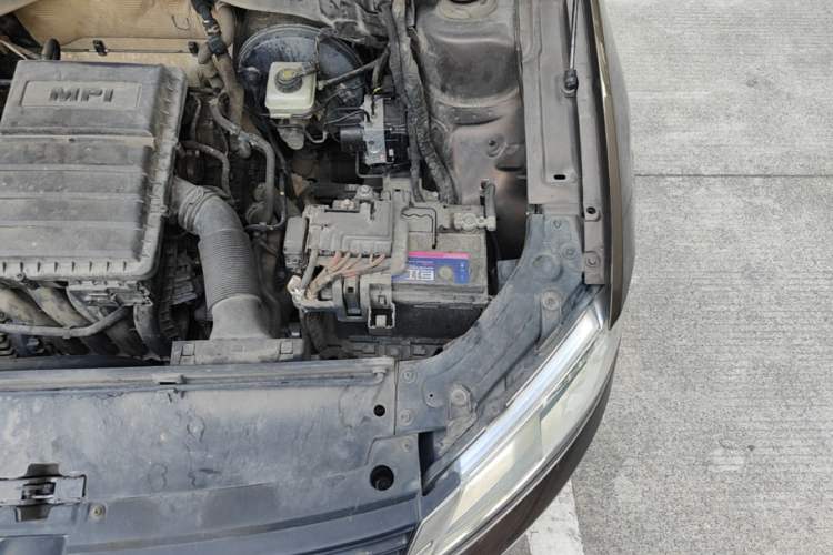 Used Volkswagen Gran Lavida 2013 1.6L Manual Fashion Model Engine Bay Left