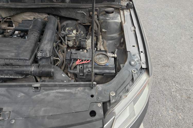 Used Volkswagen Gran Lavida 2013 1.4 TSI Automatic Luxury Model Engine Bay Left