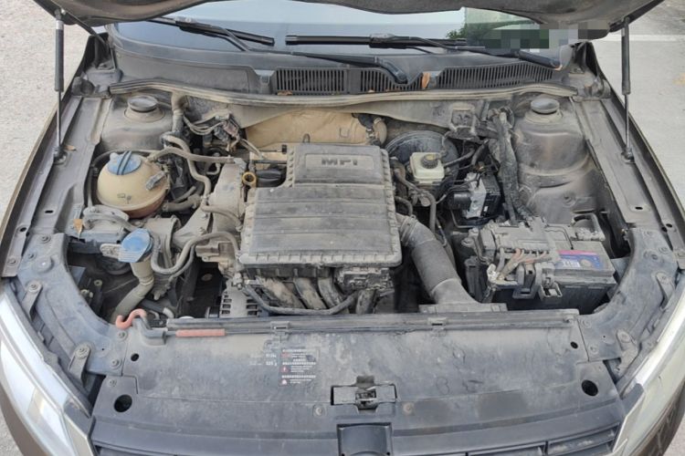 Used Volkswagen Gran Lavida 2013 1.6L Manual Fashion Model Engine Bay