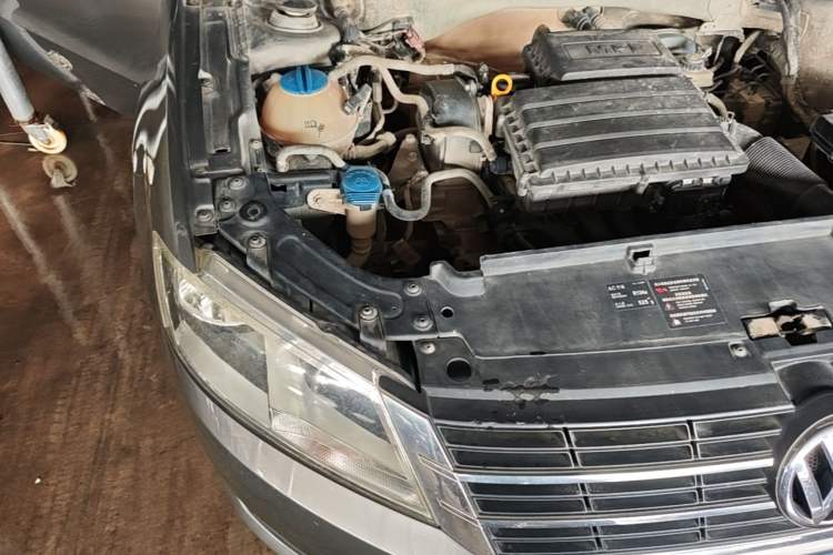 Used Volkswagen Gran Lavida 2013 1.6L Manual Fashion Model Engine Bay Right