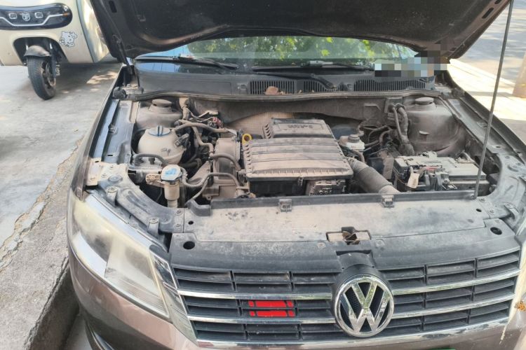 Used Volkswagen Gran Lavida 2013 1.6L Manual Fashion Model Engine Bay Right