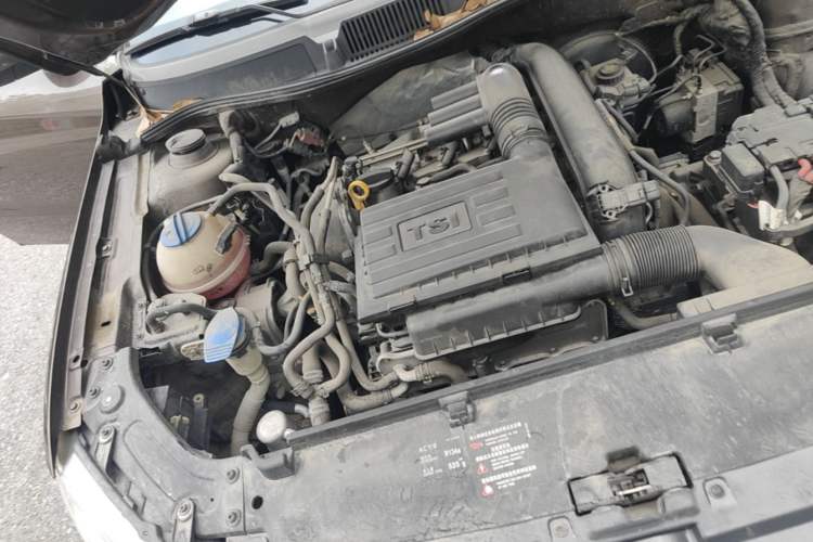 Used Volkswagen Gran Lavida 2013 1.4 TSI Automatic Comfort Model Engine Bay Right