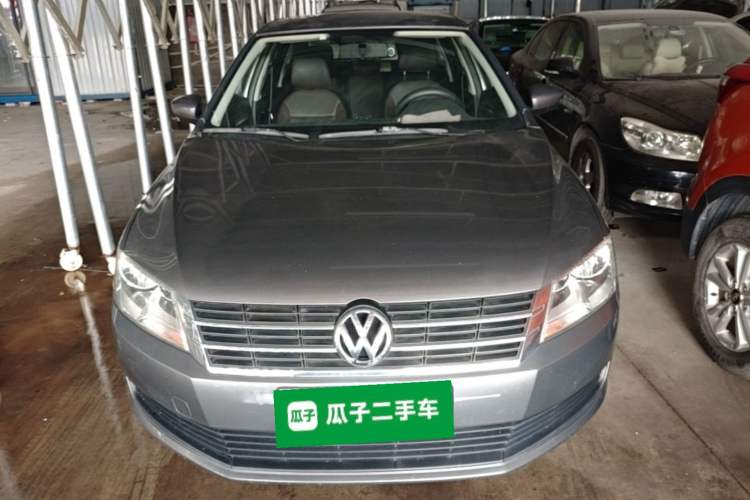 Used Volkswagen Gran Lavida 2013 1.6L Manual Fashion Model Front