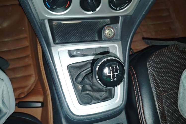 Used Volkswagen Gran Lavida 2013 1.6L Manual Fashion Model Gear Lever