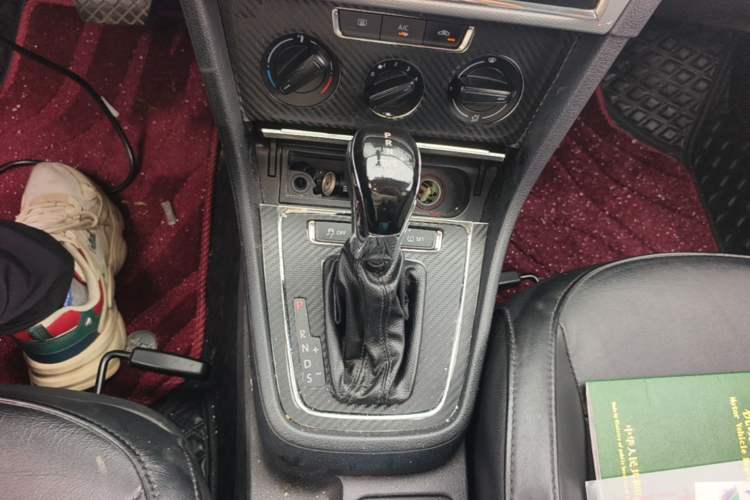 Used Volkswagen Gran Lavida 2013 1.6L Automatic Comfort Model Gear Lever