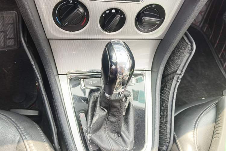 Used Volkswagen Gran Lavida 2013 1.6L Automatic Comfort Model Gear Lever