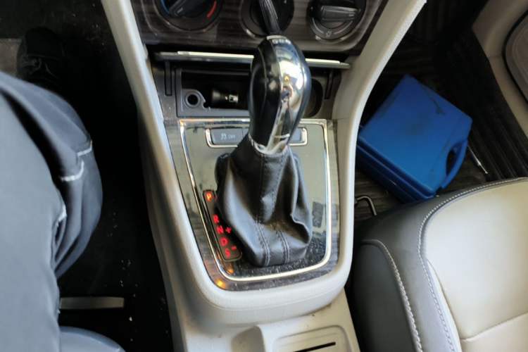 Used Volkswagen Gran Lavida 2013 1.4 TSI Automatic Comfort Model Gear Lever