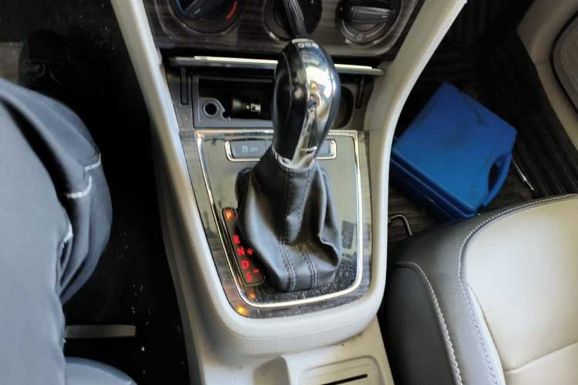 Used Volkswagen Gran Lavida 2013 1.4 TSI Automatic Comfort Model Gear Lever