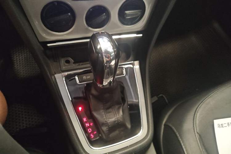 Used Volkswagen Gran Lavida 2013 1.6L Automatic Comfort Model Gear Lever