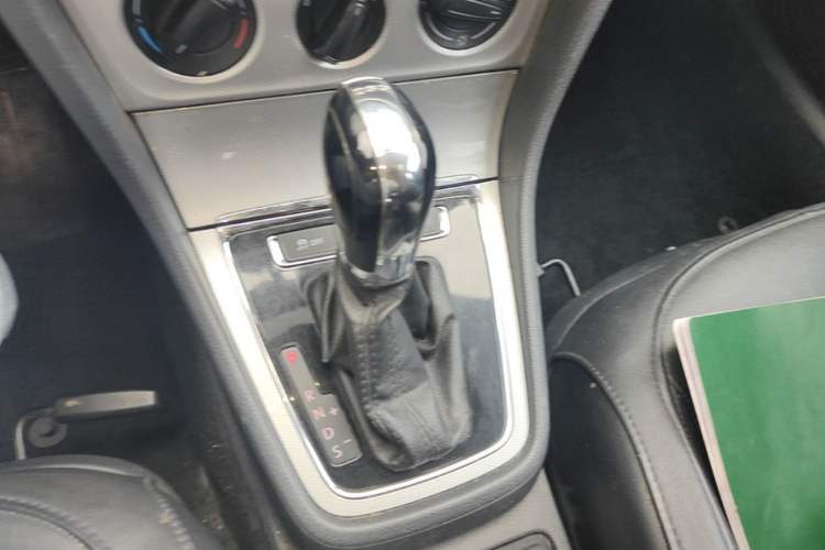 Used Volkswagen Gran Lavida 2013 1.4 TSI Automatic Comfort Model Gear Lever