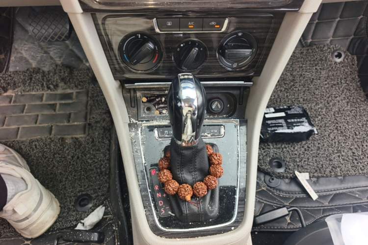 Used Volkswagen Gran Lavida 2013 1.4 TSI Automatic Comfort Model Gear Lever
