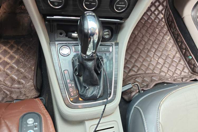 Used Volkswagen Gran Lavida 2013 1.4 TSI Automatic Luxury Model Gear Lever