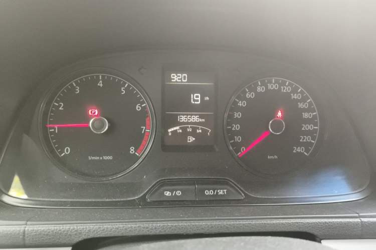 Used Volkswagen Gran Lavida 2013 1.6L Manual Fashion Model Odometer Close Up