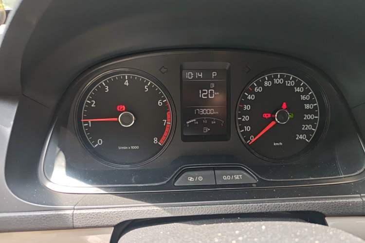 Used Volkswagen Gran Lavida 2013 1.6L Automatic Fashion Model Odometer Close Up