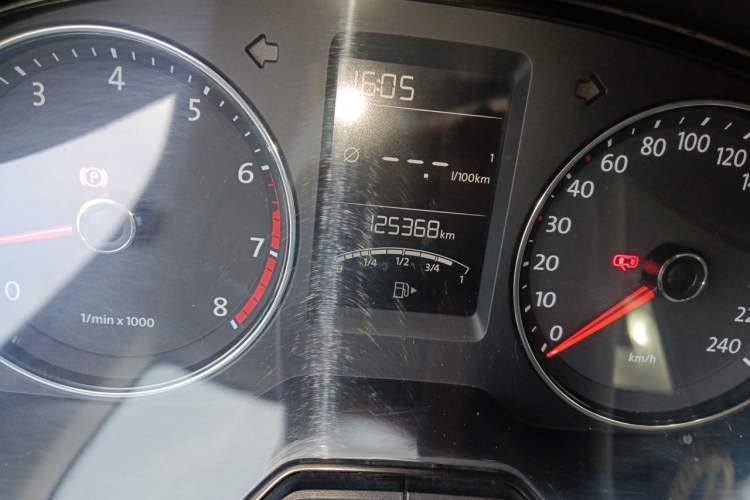 Used Volkswagen Gran Lavida 2013 1.4 TSI Manual Comfort Model Odometer Close Up