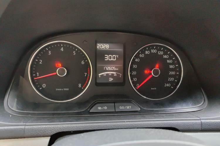 Used Volkswagen Gran Lavida 2013 1.6L Manual Comfort Model Odometer Close Up