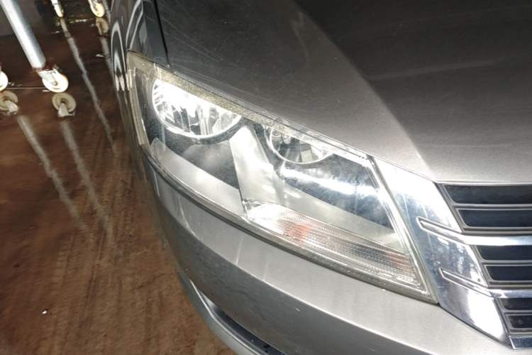 Used Volkswagen Gran Lavida 2013 1.6L Manual Fashion Model Right Front Headlight
