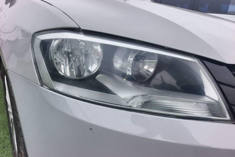 Used Volkswagen Gran Lavida 2013 1.6L Automatic Comfort Model Right Front Headlight