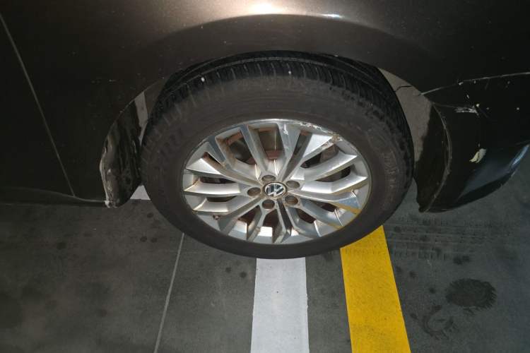 Used Volkswagen Gran Lavida 2013 1.4 TSI Automatic Luxury Model Right Front Wheel Hub