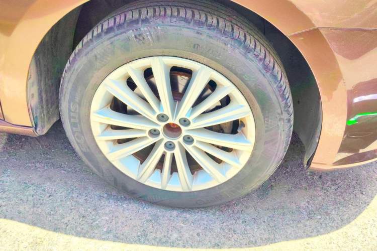Used Volkswagen Gran Lavida 2013 1.6L Automatic Comfort Model Right Front Wheel Hub
