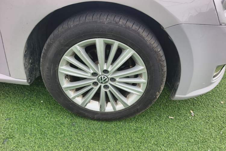Used Volkswagen Gran Lavida 2013 1.6L Automatic Comfort Model Right Front Wheel Hub