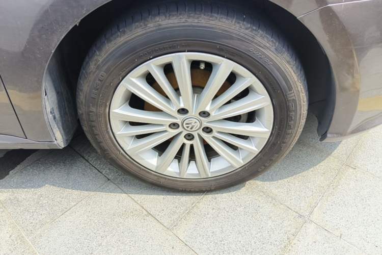 Used Volkswagen Gran Lavida 2013 1.6L Automatic Comfort Model Right Front Wheel Hub