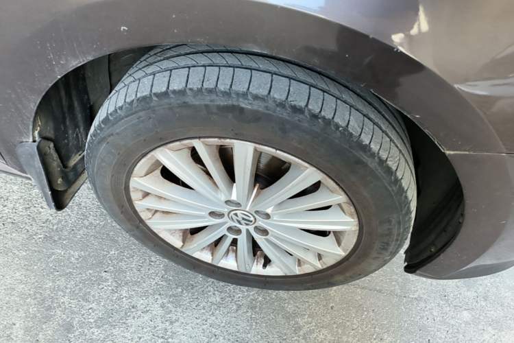 Used Volkswagen Gran Lavida 2013 1.4 TSI Automatic Comfort Model Right Front Wheel Hub