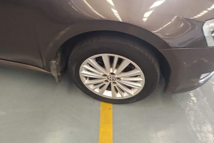 Used Volkswagen Gran Lavida 2013 1.6L Automatic Comfort Model Right Front Wheel Hub