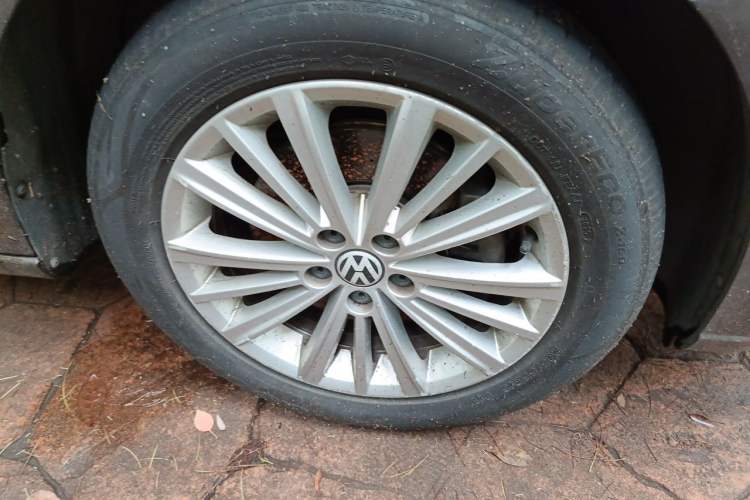 Used Volkswagen Gran Lavida 2013 1.4 TSI Automatic Comfort Model Right Front Wheel Hub