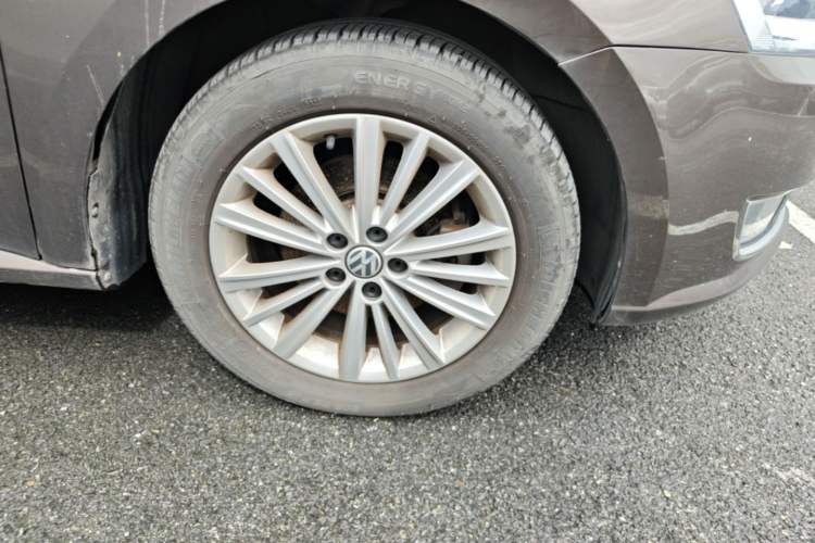 Used Volkswagen Gran Lavida 2013 1.6L Automatic Comfort Model Right Front Wheel Hub