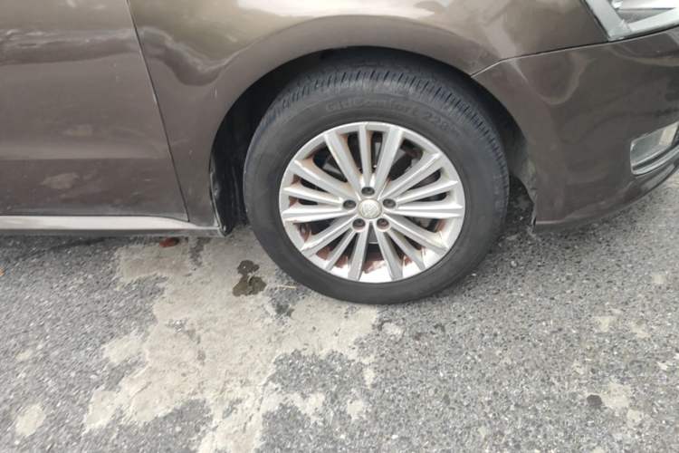 Used Volkswagen Gran Lavida 2013 1.4 TSI Automatic Comfort Model Right Front Wheel Hub