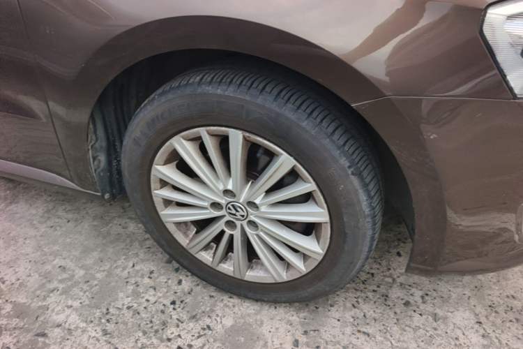 Used Volkswagen Gran Lavida 2013 1.4 TSI Automatic Comfort Model Right Front Wheel Hub
