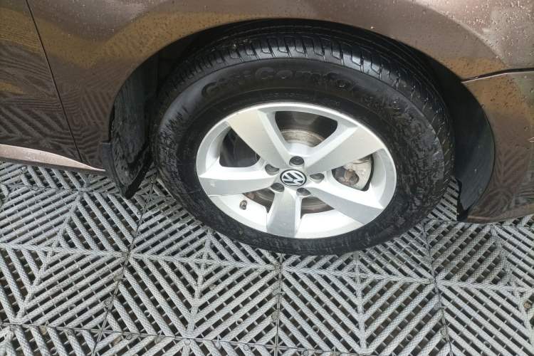 Used Volkswagen Gran Lavida 2013 1.6L Automatic Fashion Model Right Front Wheel Hub