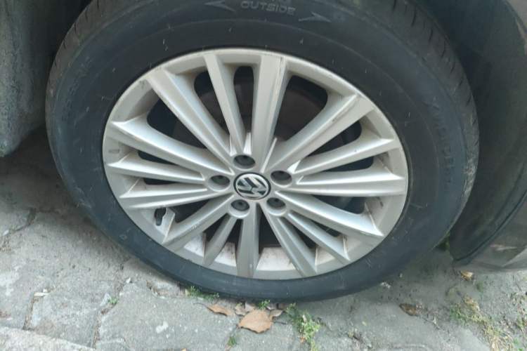 Used Volkswagen Gran Lavida 2013 1.6L Automatic Comfort Model Right Front Wheel Hub