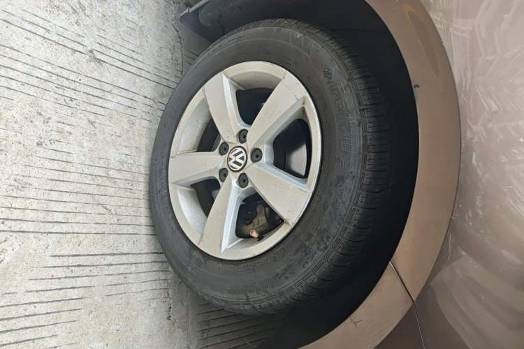 Used Volkswagen Gran Lavida 2013 1.6L Automatic Fashion Model Right Front Wheel Hub