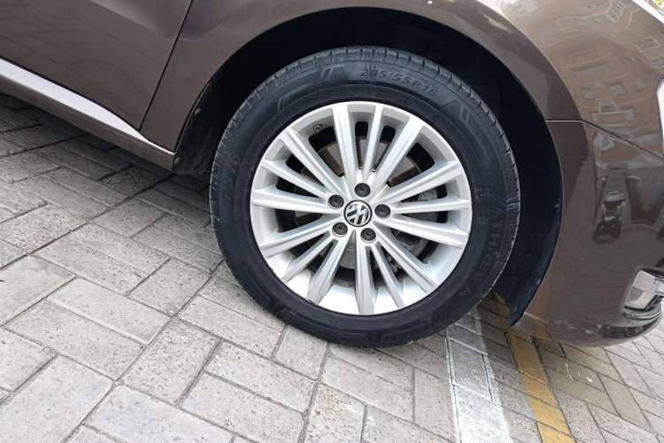 Used Volkswagen Gran Lavida 2013 1.4 TSI Manual Comfort Model Right Front Wheel Hub